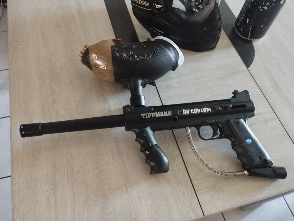 Lanceur paintball avec sont &eacute;quipements Sports