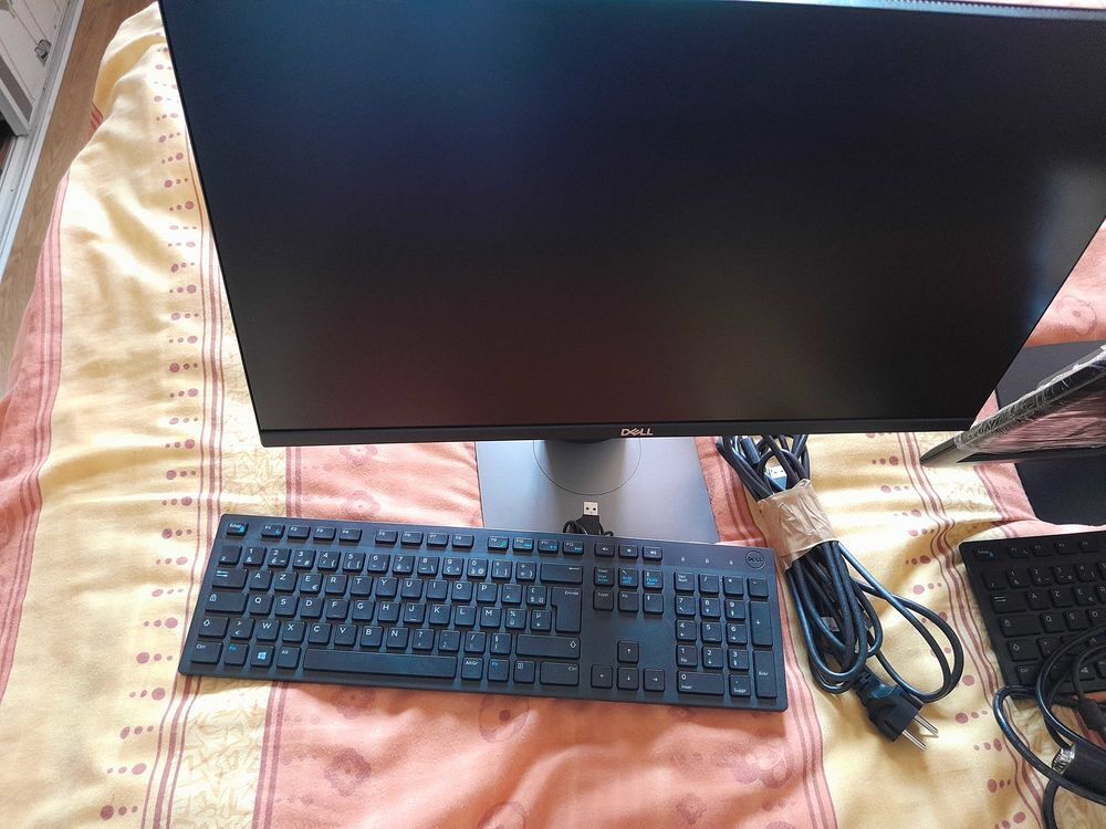 deux &eacute;crans comme neufs hp/ Dell Matériel informatique