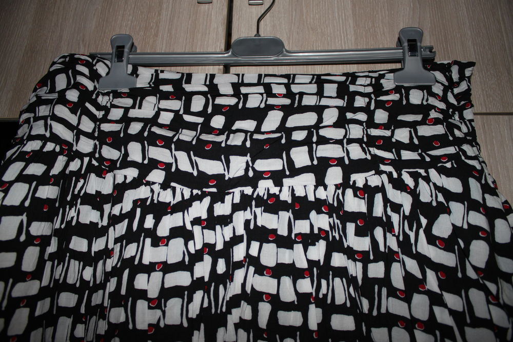 Jupe Promod ample bas pliss&eacute; noir avec motifs blanc et rouge Vtements