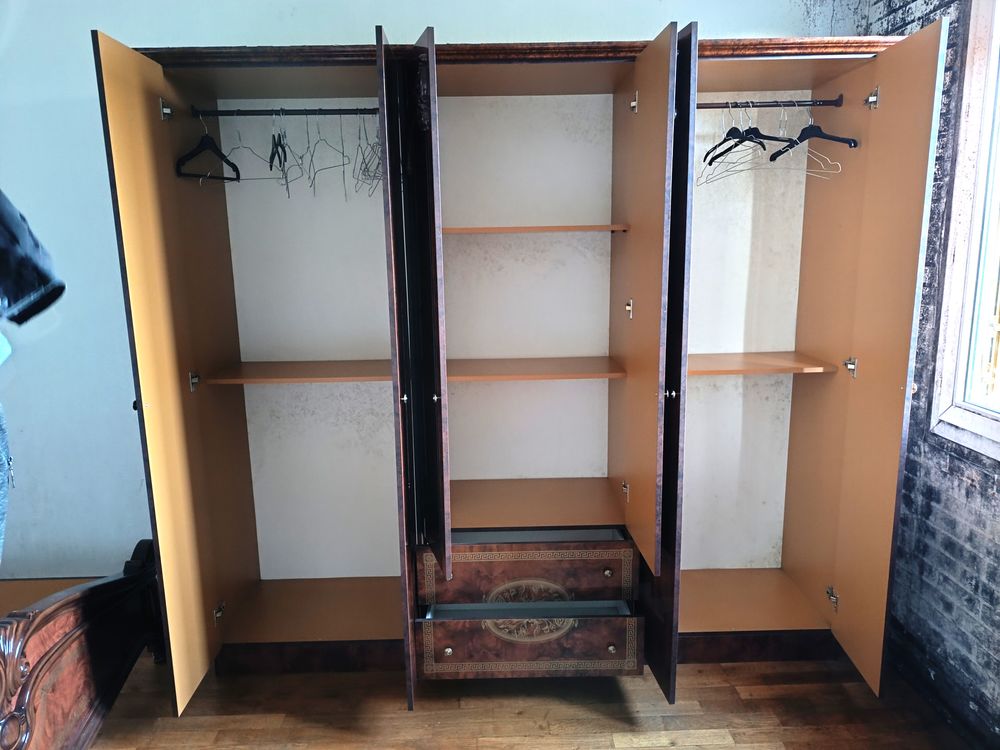 GRANDE ARMOIRE QUASI NEUVE
6 PORTES 2 TIRROIRS
Meubles