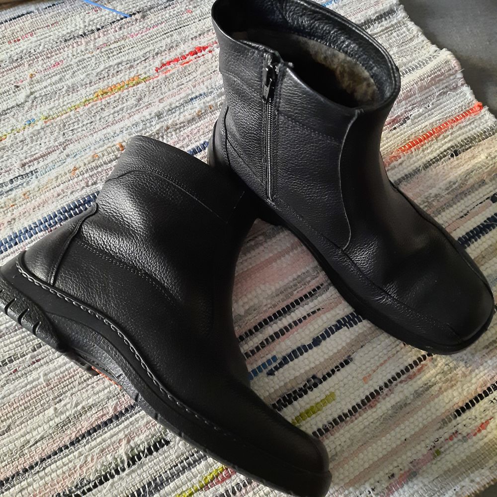 A saisir une paire de botte hommes Chaussures
