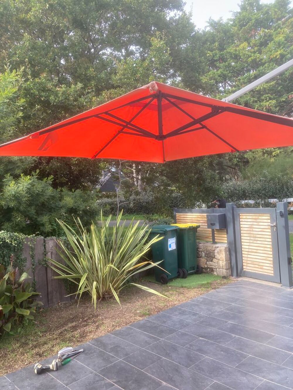 Parasol &agrave; pied d&eacute;port&eacute; belle occasion a petit prix Jardin