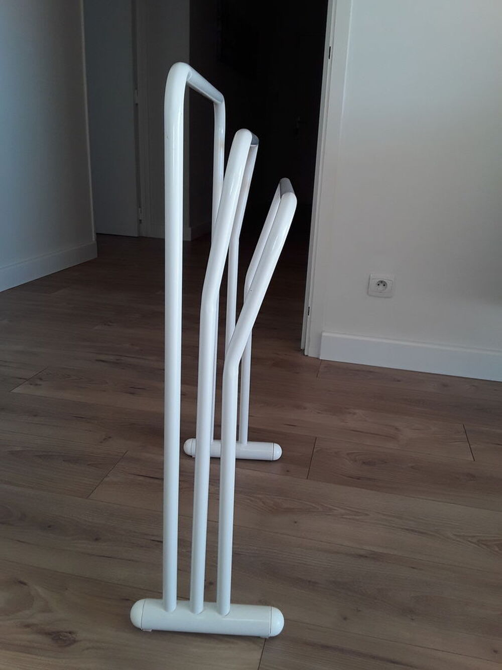POPORTE SERVIETTE SUR PIEDS Meubles