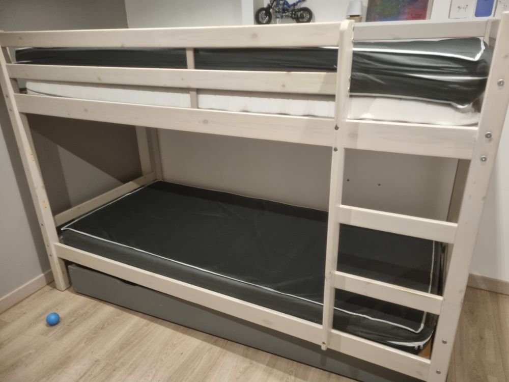 Lit superpos&eacute; bois clair avec matelas Meubles