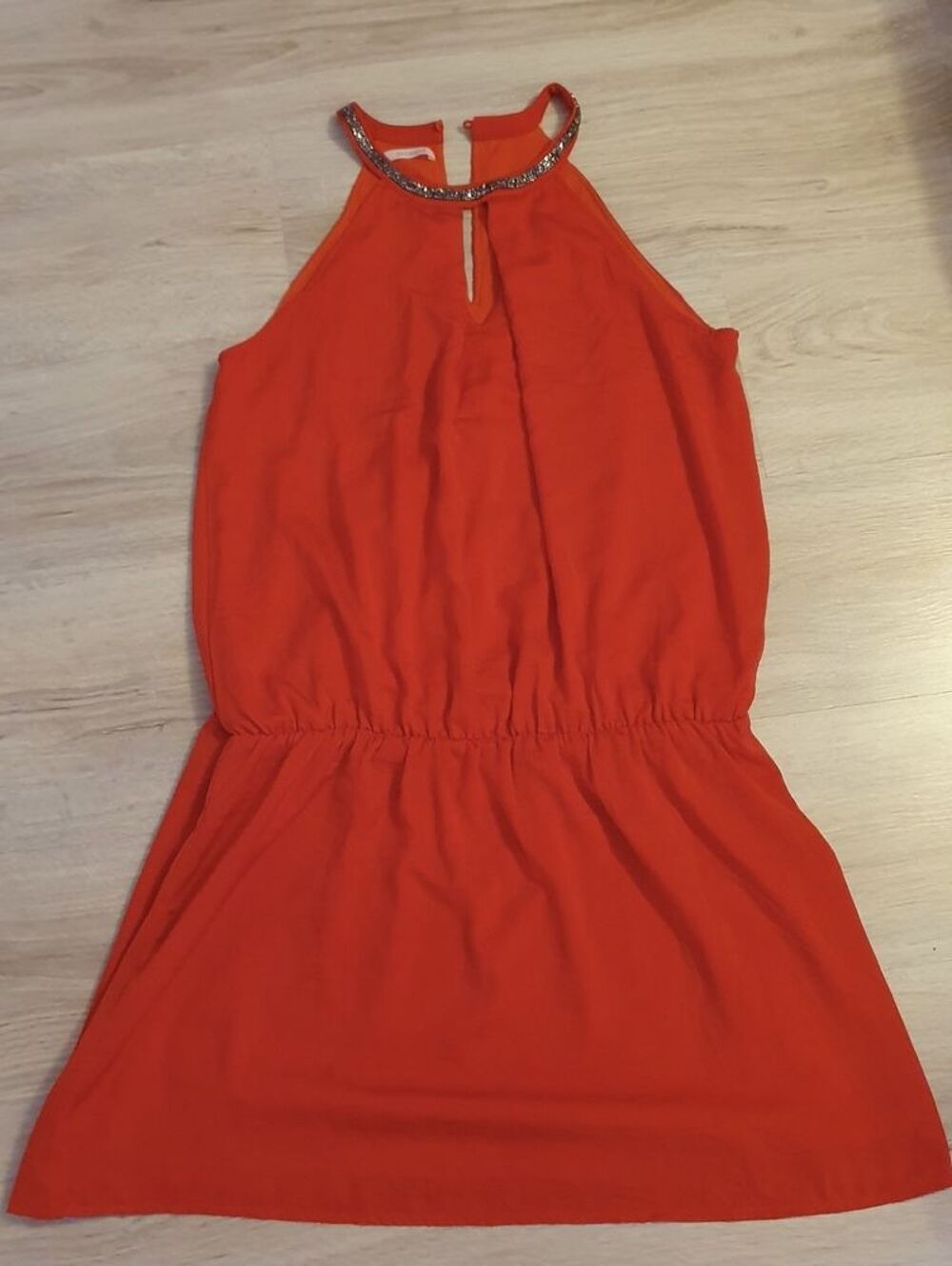 Robe rouge sans manches un peu large et ceintr&eacute;e Vêtements