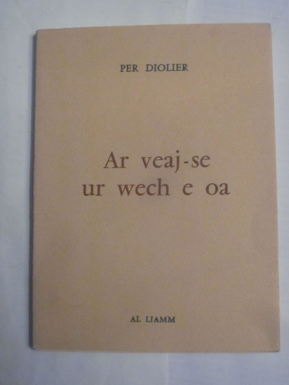 Livre &eacute;crit en breton AR VEAJ SE UR WECH E OA Livres et BD