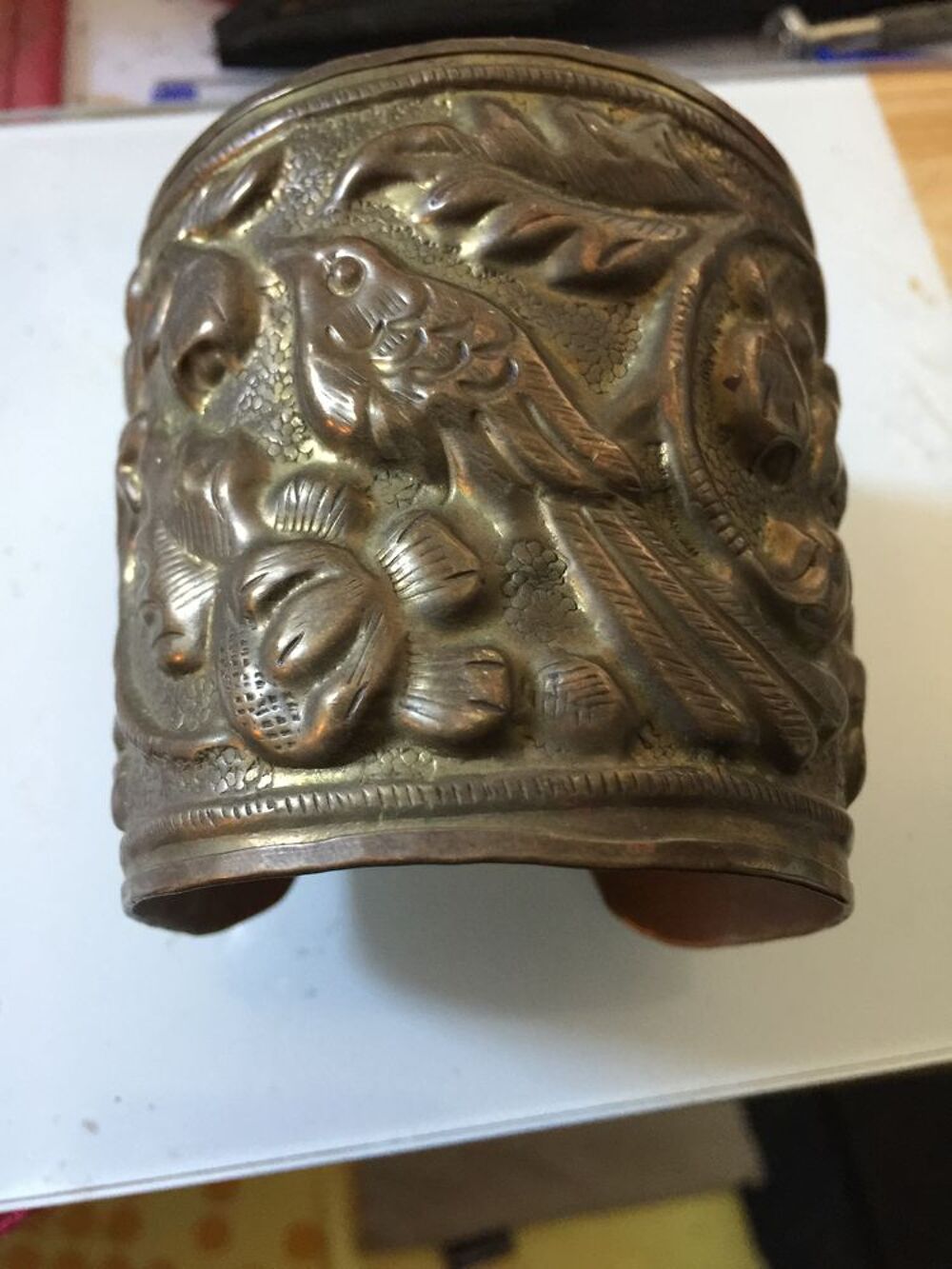 Manchette vintage en laiton repouss&eacute; Bijoux et montres