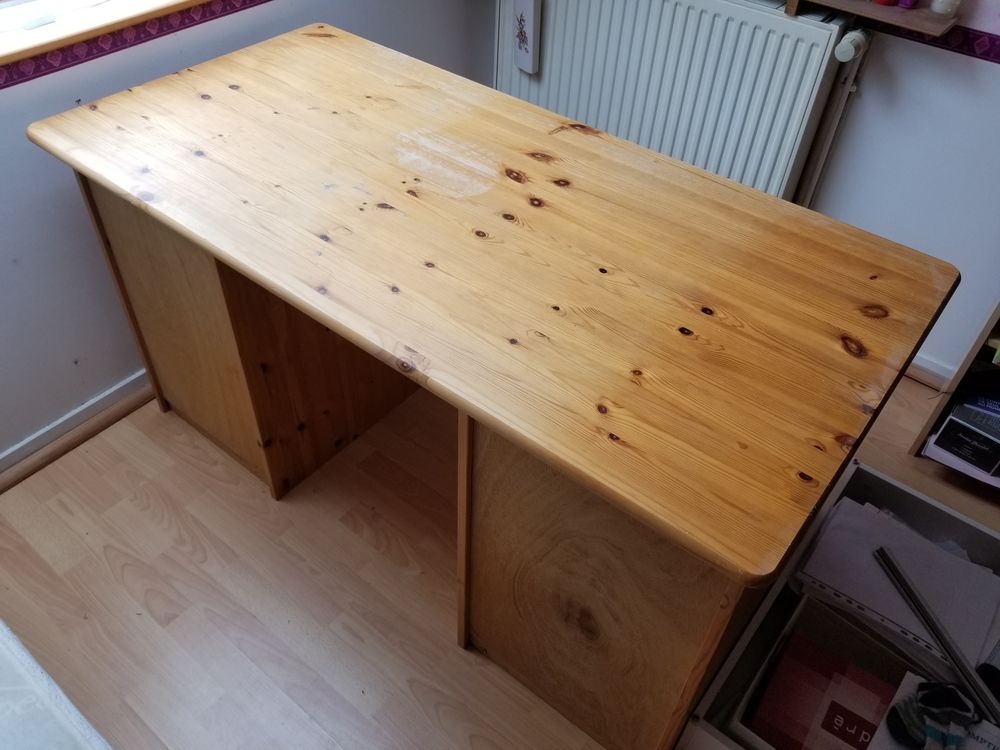 Bureau droit Ikea 70 X 139 cms , H : 74 
Meubles