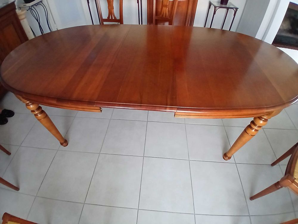 Table de salle &agrave; manger. Meubles