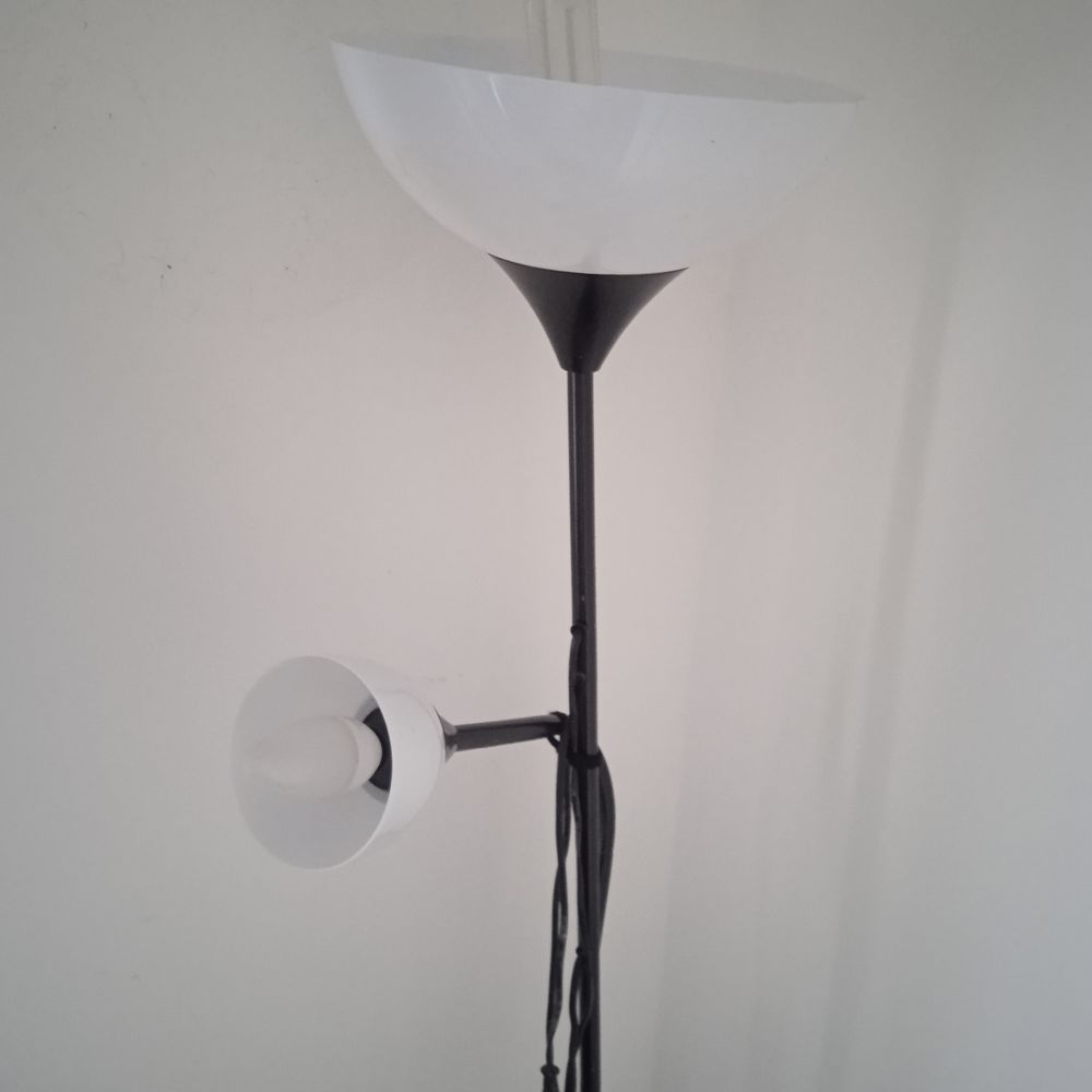 Luminaire liseuse plastique blanc support noir Décoration