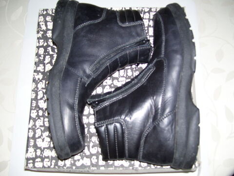 Chaussures montantes fourres en cuir noir
Pointure 42
9 Estres-Saint-Denis (60)