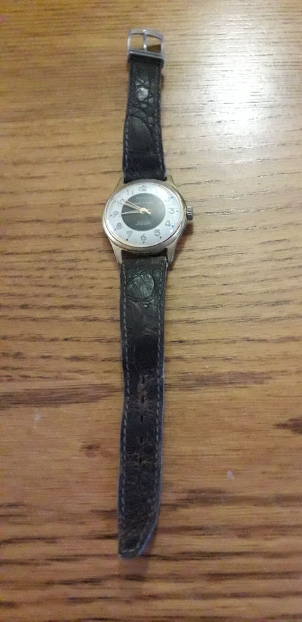 MONTRE A AIGUILLE AVEC TROTTEUSE. Bijoux et montres