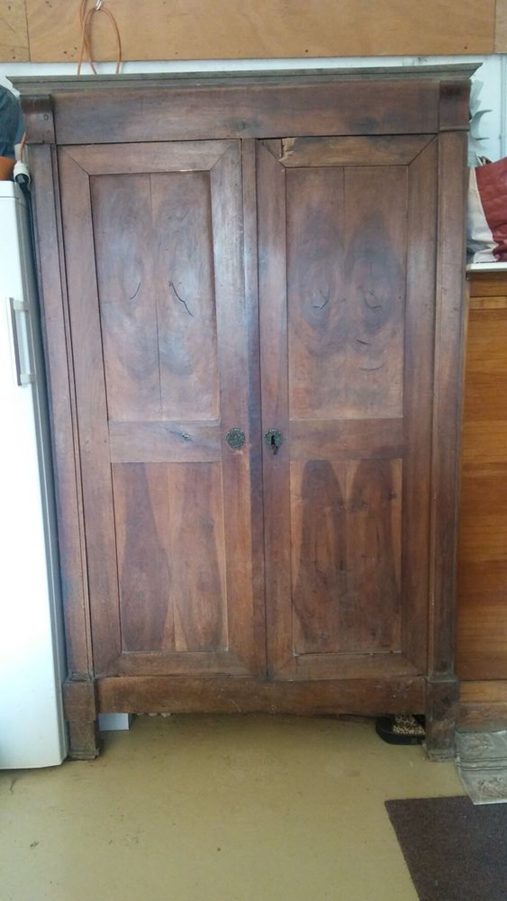 Armoire en noyer massif d'origine. Meubles