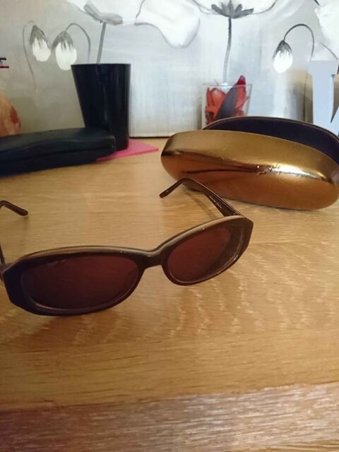 Très belle lunette Guess solaire 40 Oullins (69)