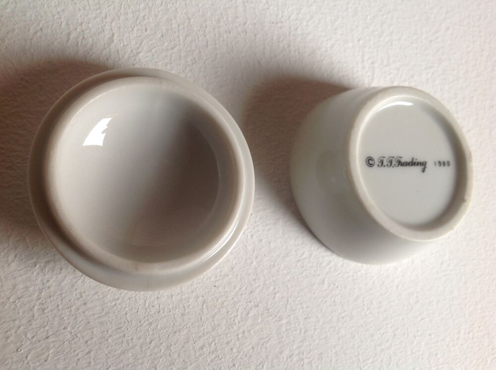 BOITE PORCELAINE CIRCULAIRE TRISTESSE DAT&Eacute;E Envoi Possible
Décoration