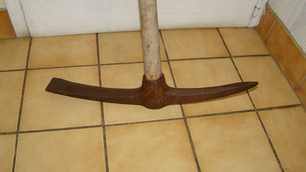 Pioche ancienne de terrassier estampill&eacute;e en acier forg&eacute;
Jardin