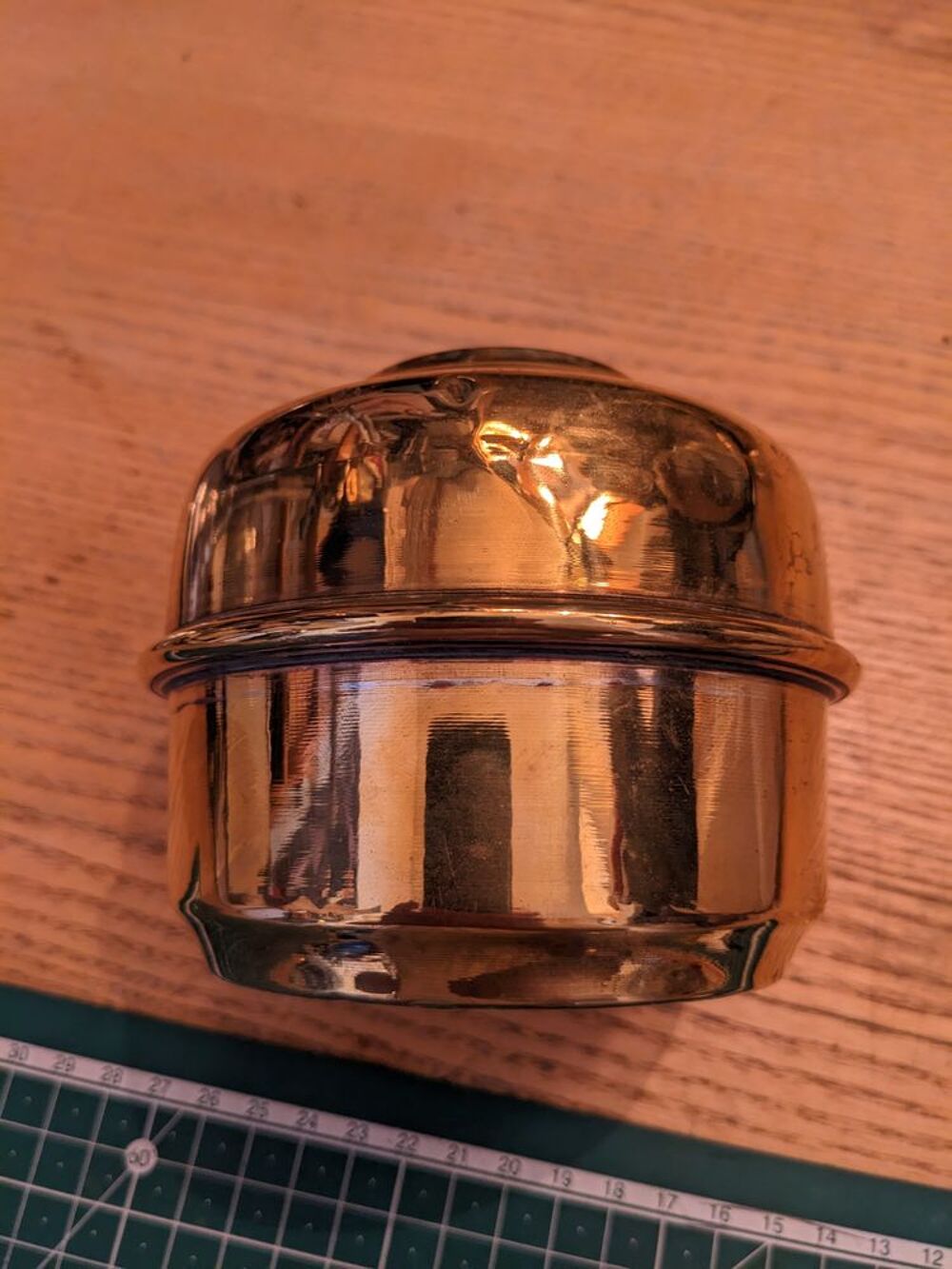r&eacute;servoir de lampe &agrave; p&eacute;trole en laiton en bon &eacute;tat d'usage.
Décoration