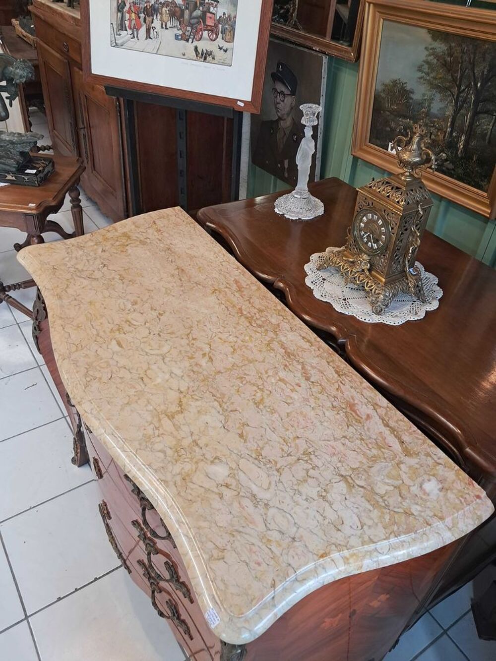 Commode galb&eacute;e en bois pr&eacute;cieux, style Louis XV Meubles