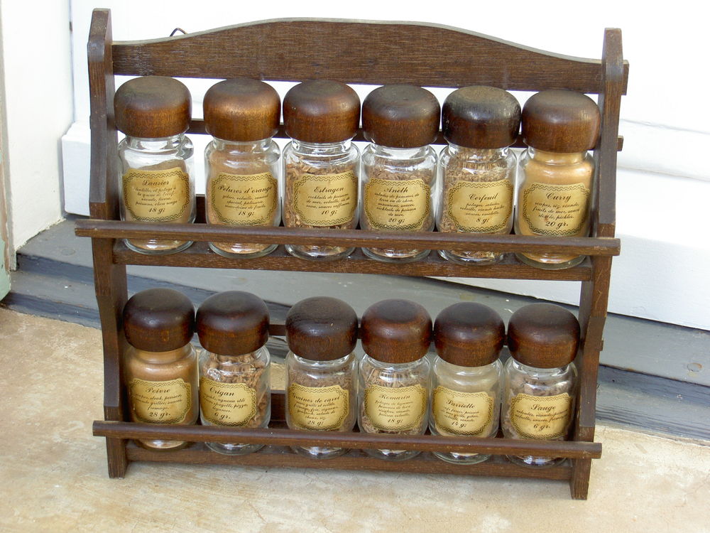ANCIENNE &Eacute;TAG&Egrave;RE A &Eacute;PICES EN BOIS ET POTS EN VERRE Cuisine