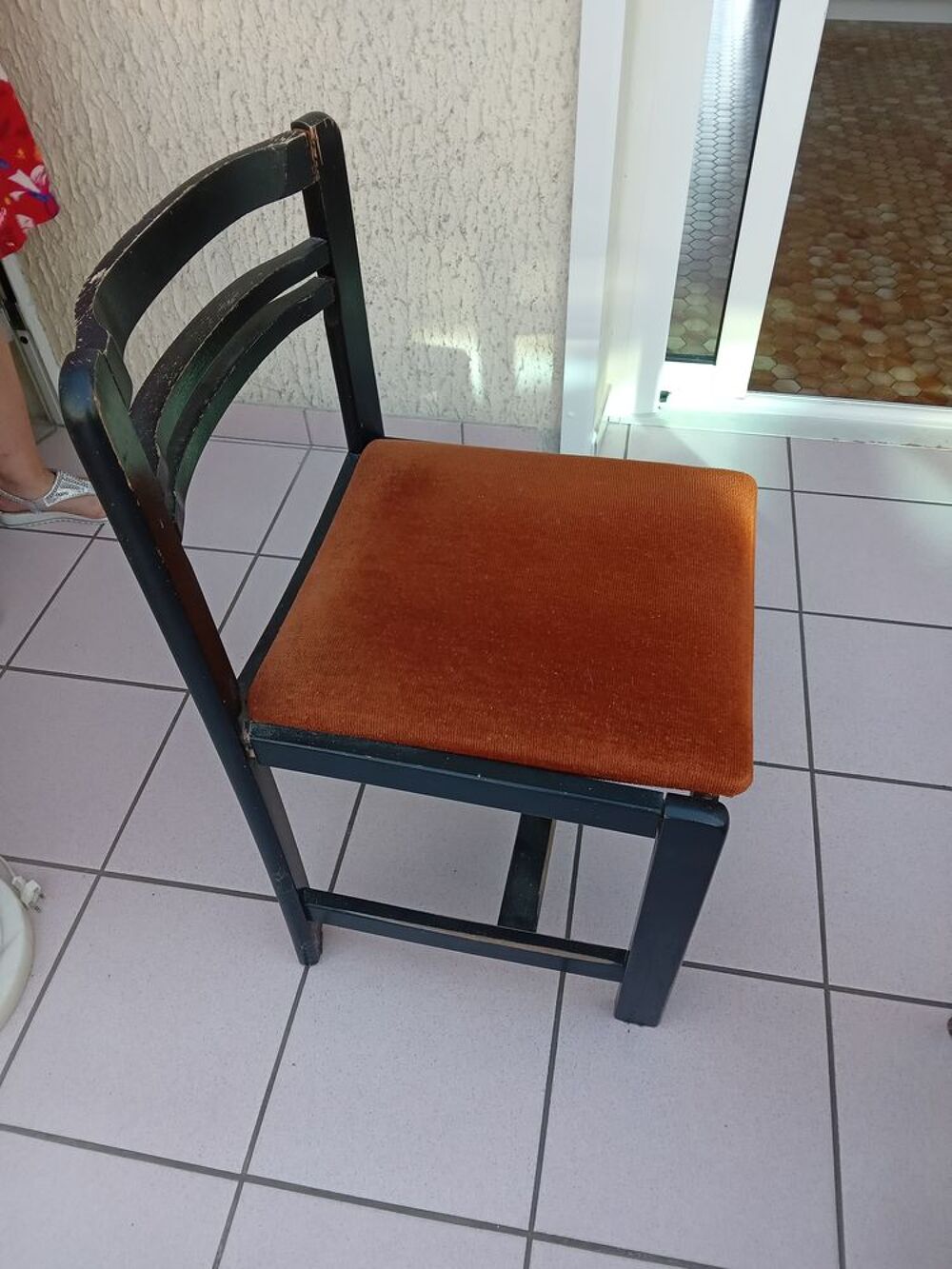 cette table noire avec ses 6 chaises Meubles