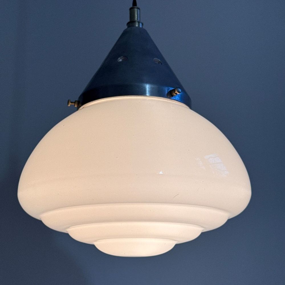 ANCIENNE SUSPENSION ART-DECO EN OPALINE D�coration