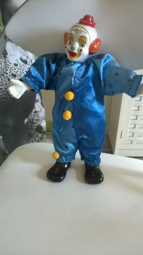 Clown bleu en porcelaine 
articule 
Tres belle pièce 
3
10 Talange (57)