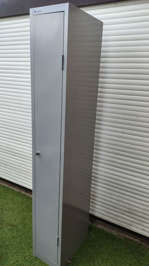 Vestiaire m�tallique gris en tr�s bon �tat 90 Nantes (44)