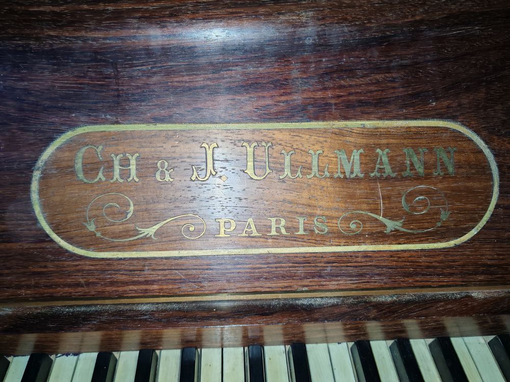piano ancien droit 