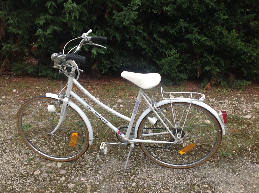 V&eacute;lo de dame Peugeot enti&egrave;rement blanc Vélos