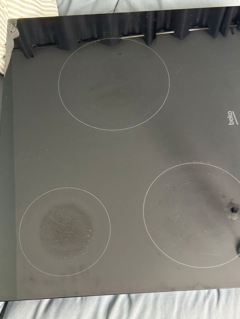 Plaque vitroc&eacute;ramique Beko avec commandes tactiles Electroménager
