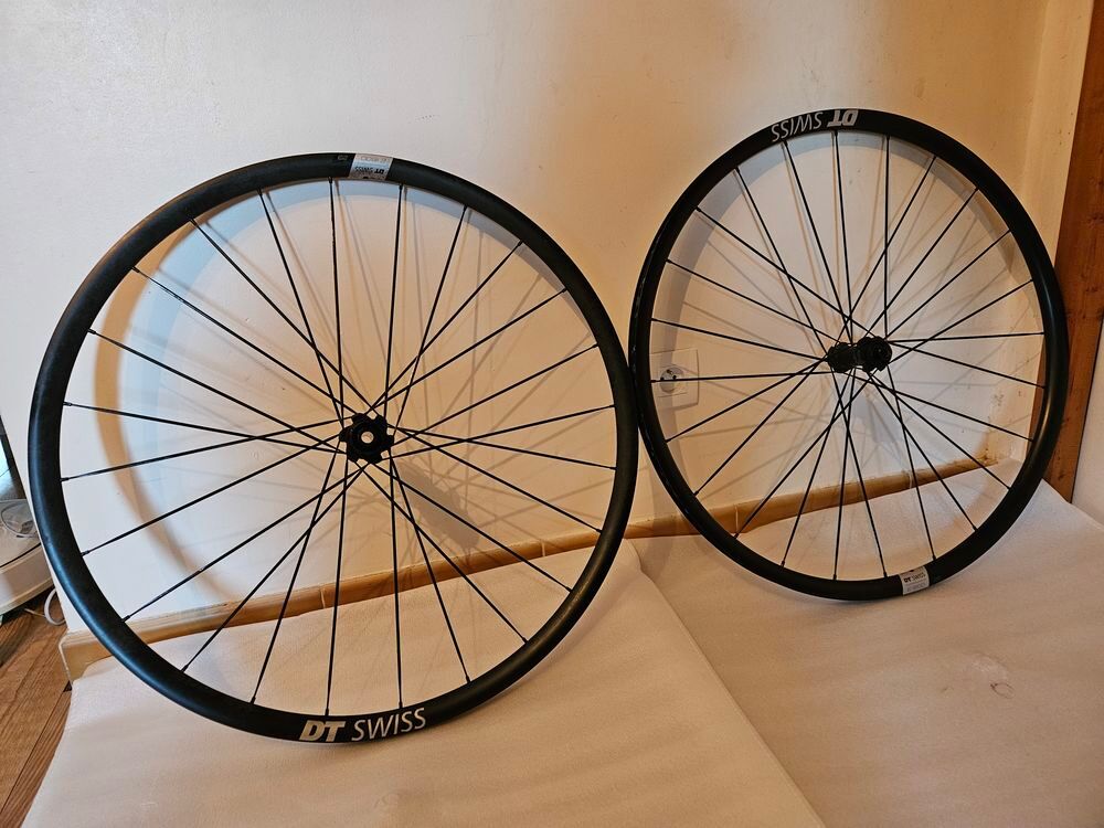Paire de Roues DT SWISS E 1800 SPLINE 23 DISC V�los