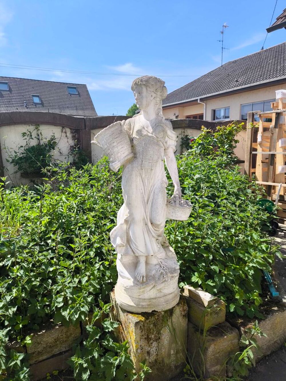 Statues d&eacute;coratives et fontaine de
jardin Jardin