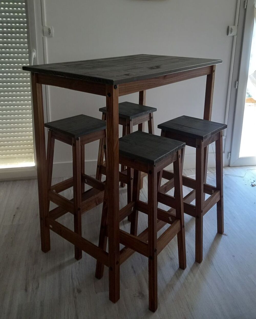Table haute avec 4 tabourets Meubles