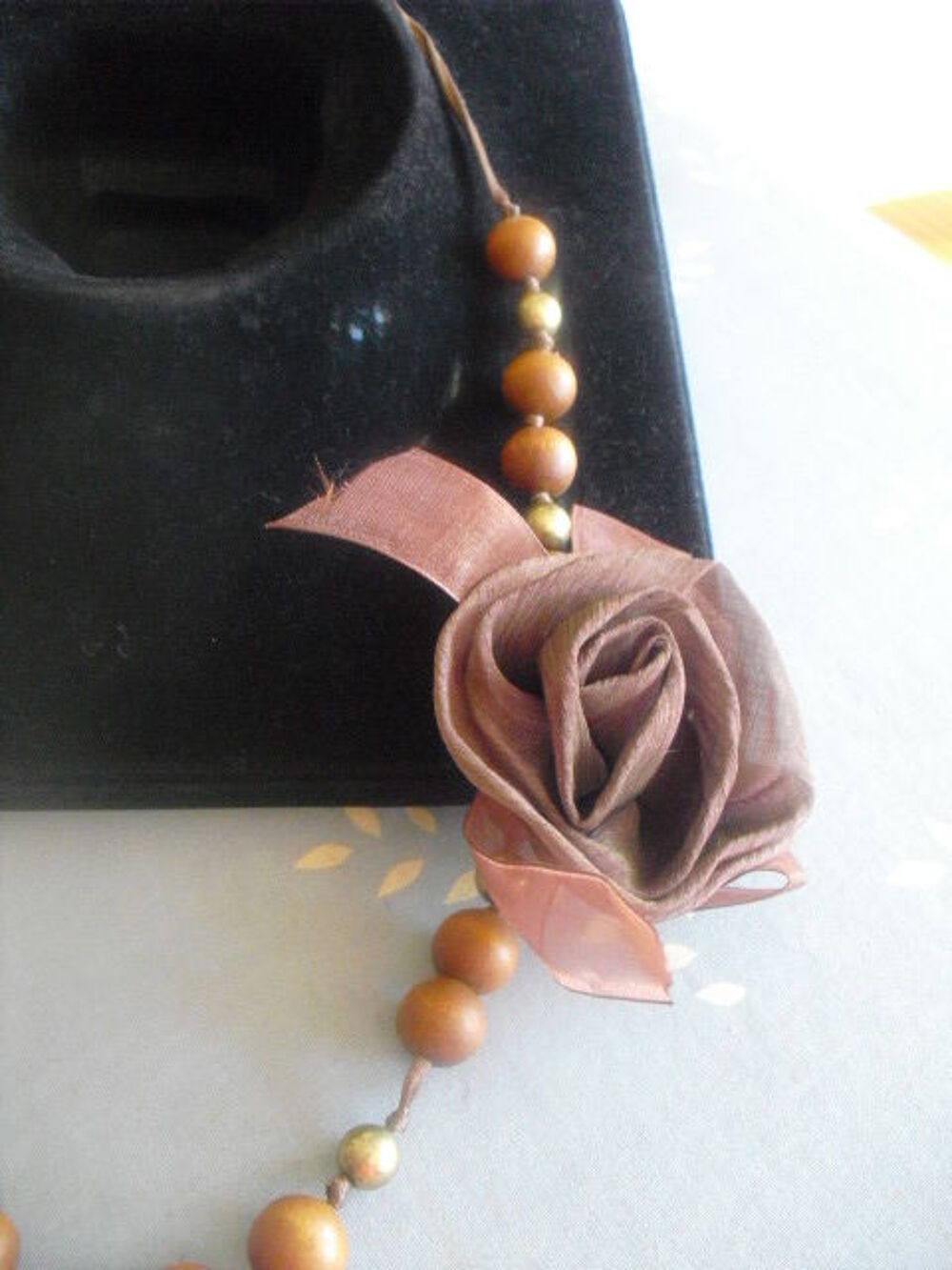 COLLIER perle en bois et perles dor&eacute;es opaque et rose tissus Bijoux et montres