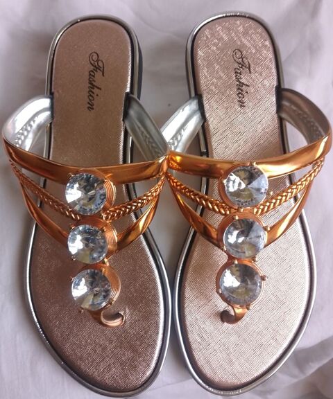 Sandales plates � fleurs en strass. Neuves. P 39 14 Saint-Marcellin (38)