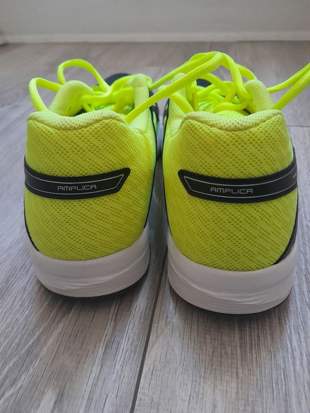 ASICS Baskets de running l&eacute;g&egrave;res et r&eacute;actives- noir/or jaune Chaussures