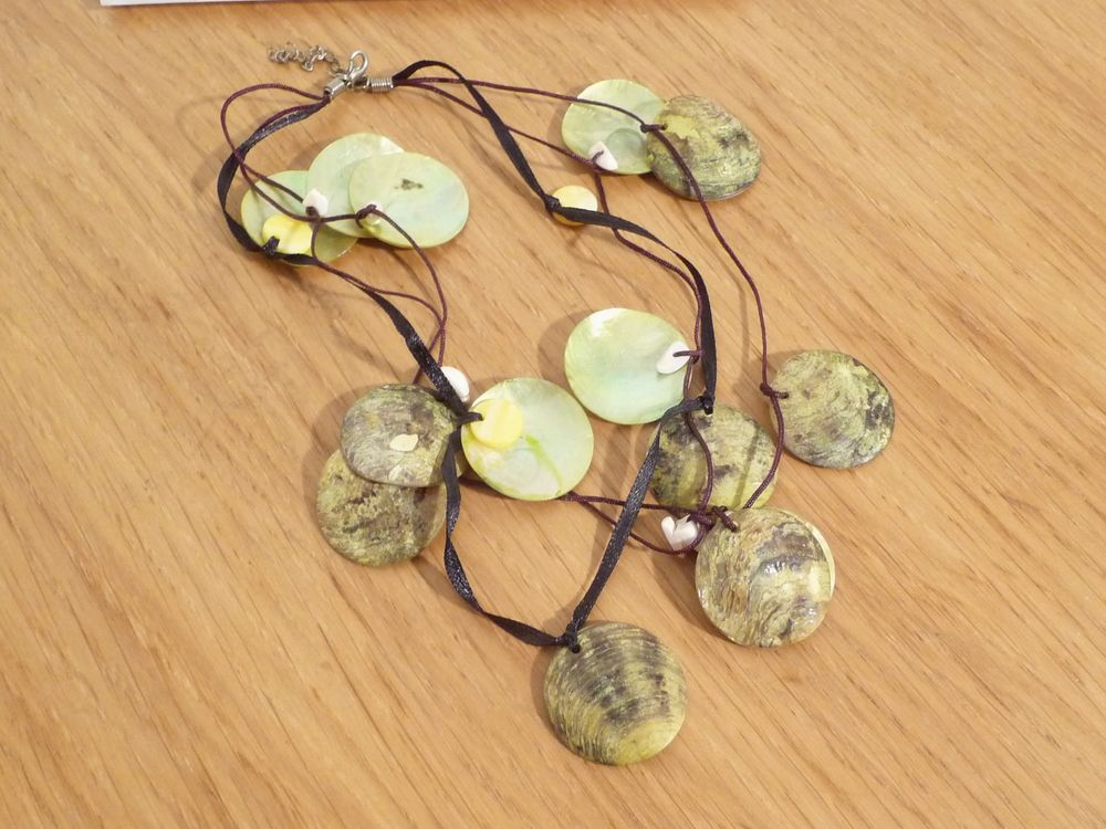 Collier avec Ronds en Coquillage Vert et Beige- Neuf Bijoux et montres
