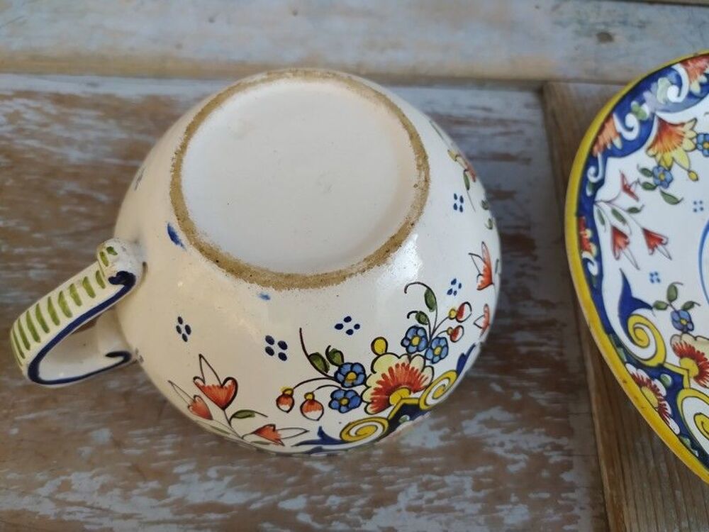 Grande Tasse et Soucoupe Fa&iuml;ence de Dieppe 
Décoration