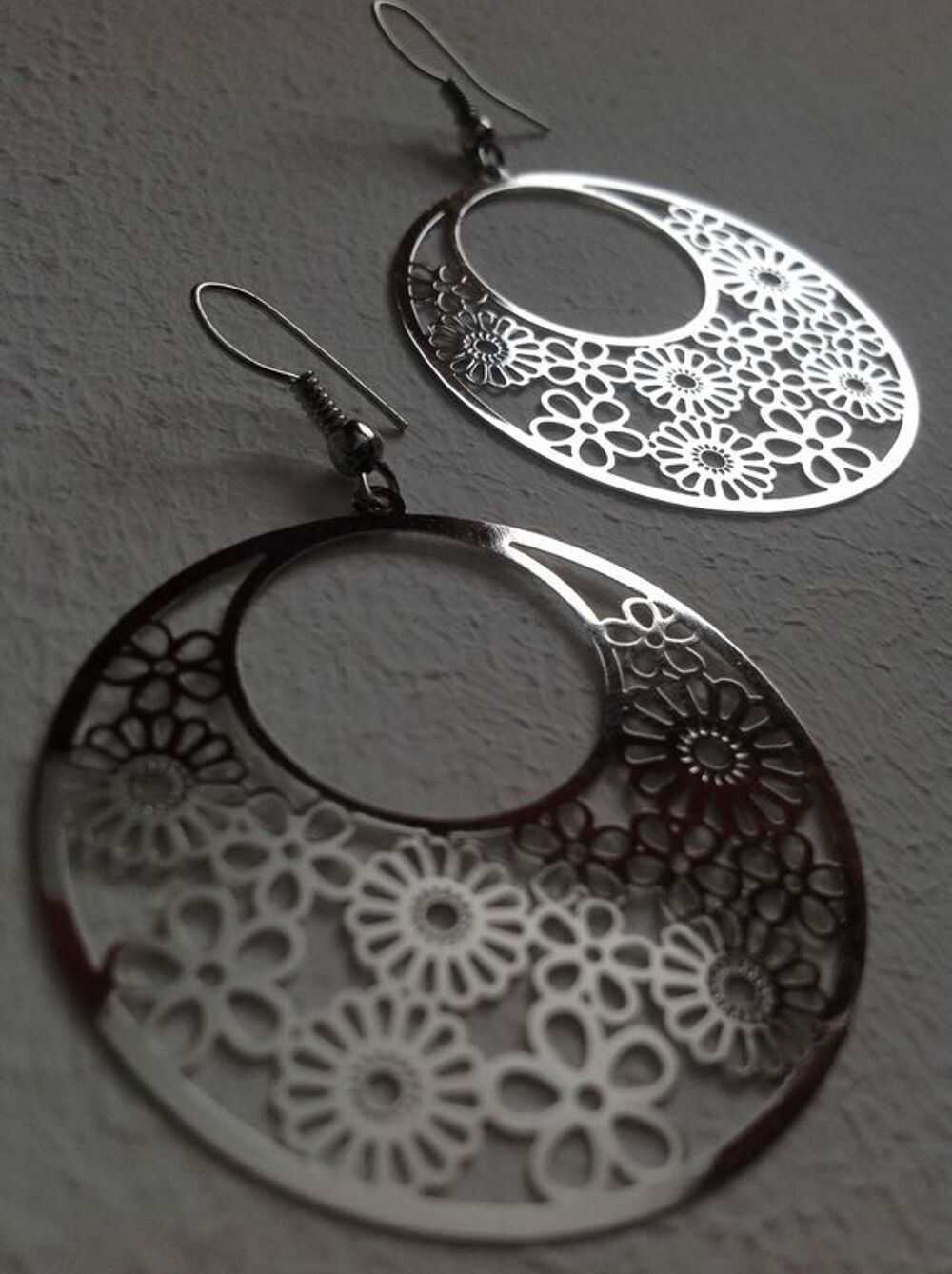 BOUCLES OREILLES ARGENT&Eacute; LUNE FLEURS Envoi Possible
Bijoux et montres