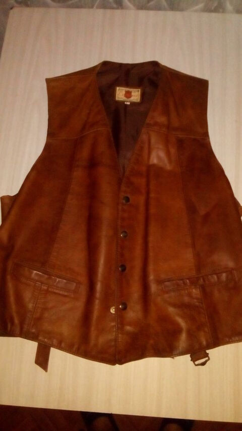 GILET CUIR MARRON
quelques taches 45 Avallon (89)