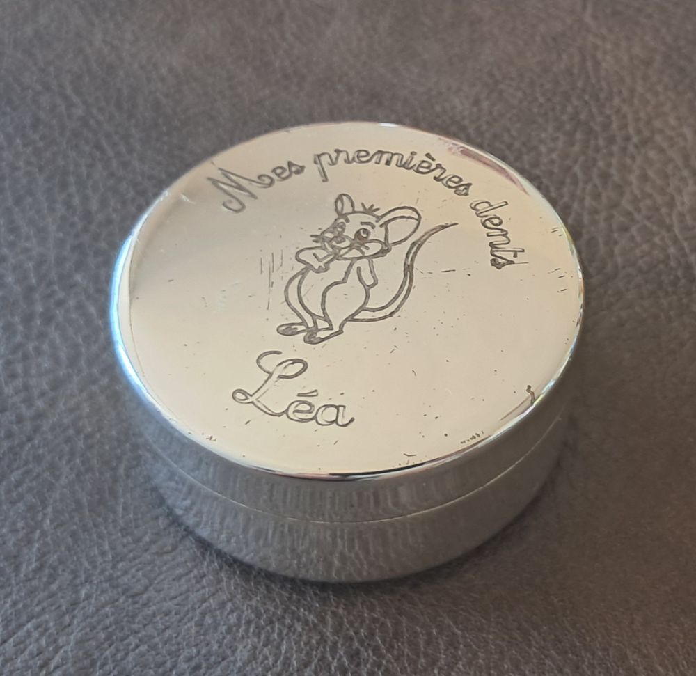 Bo&icirc;te en m&eacute;tal pour dent de lait avec pr&eacute;nom L&eacute;a Décoration