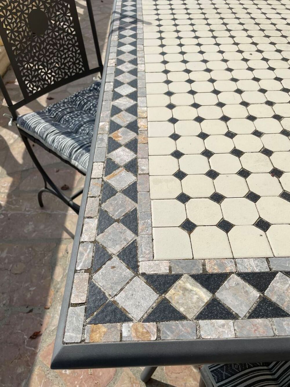 Jolie table de jardin mosa&iuml;que et ses 4 chaises Jardin