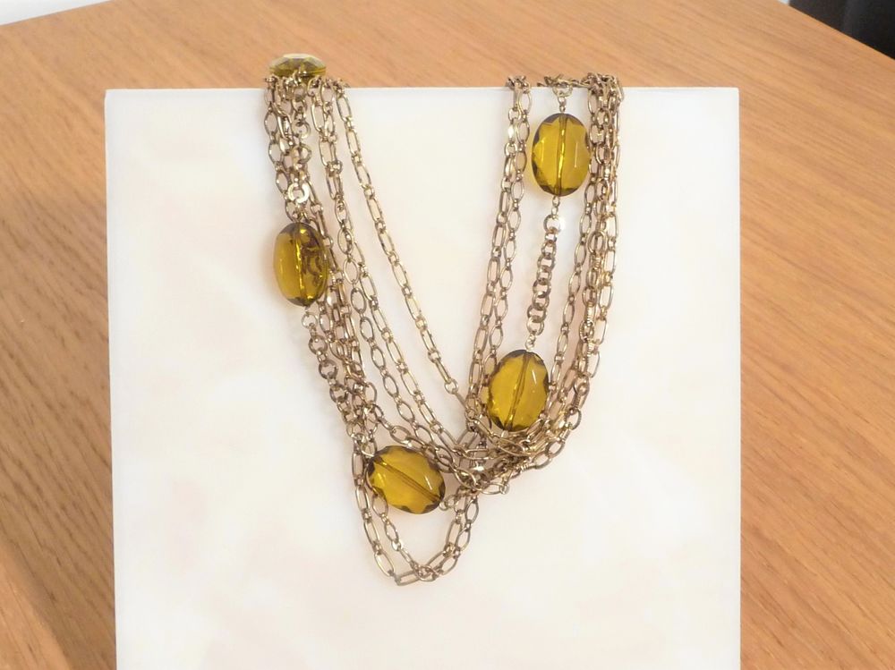 Collier en M&eacute;tal Dor&eacute; avec 5 Perles en Plastique Jaune Bijoux et montres