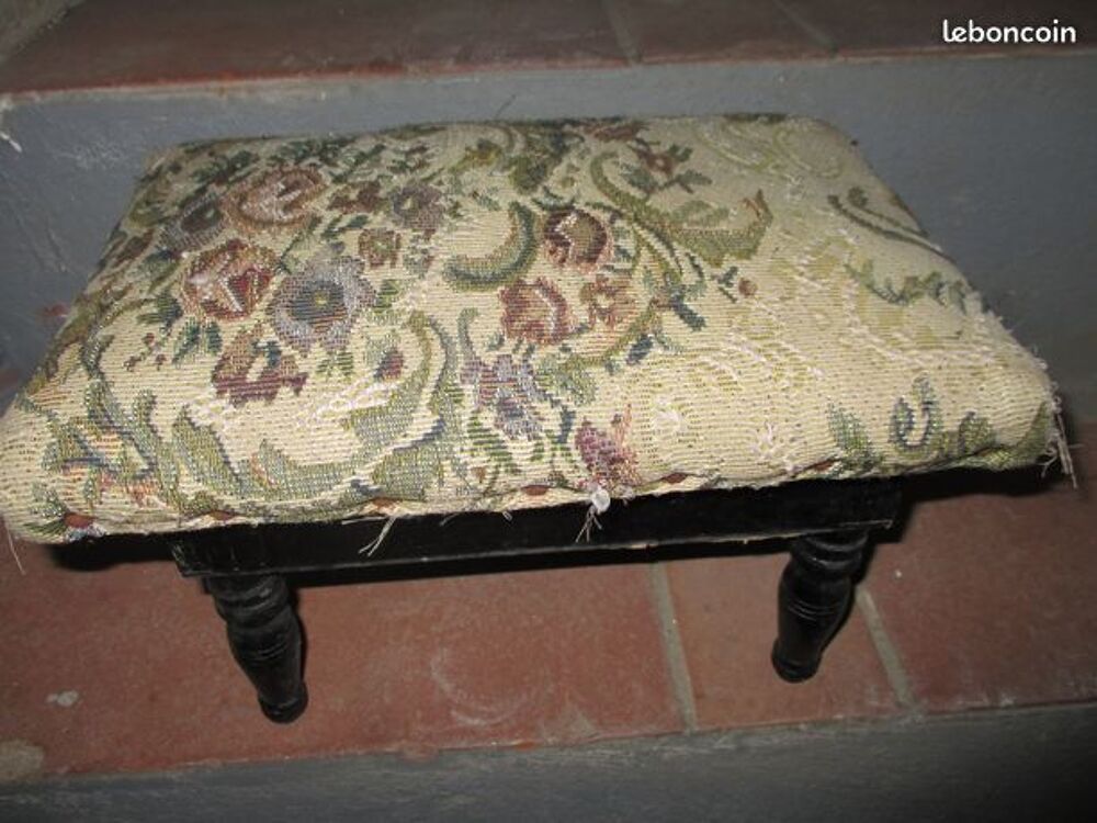Joli repose pied, petit banc en bois et tissu Meubles