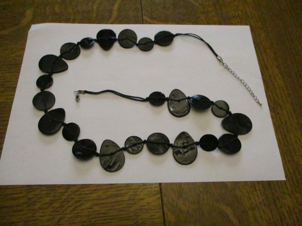 tr&egrave;s joli collier motifs noirs longueur totale : 80 cm Bijoux et montres