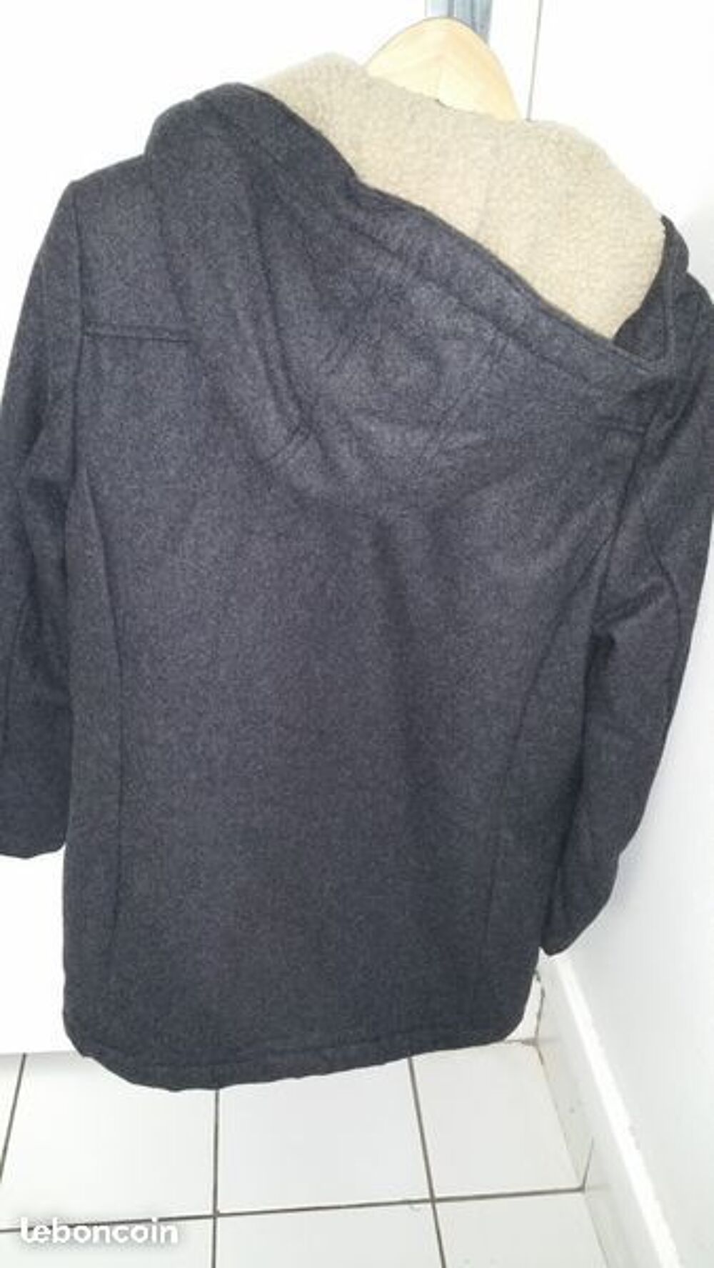 Manteau gris chin&eacute; Enfant CFK 12 ans. 
Jamais port&eacute;. Vêtements enfants