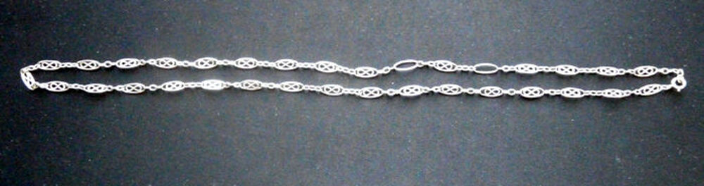 Belle et grande Cha&icirc;ne en Argent &agrave; motifs d'&eacute;poque 1880 Bijoux et montres