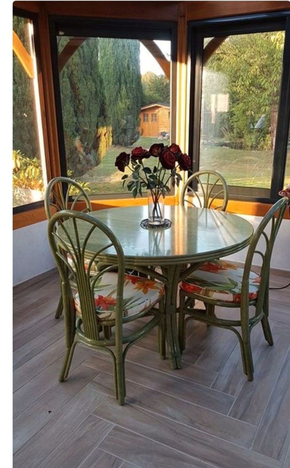 Salle &agrave; manger en bois et rotin Meubles