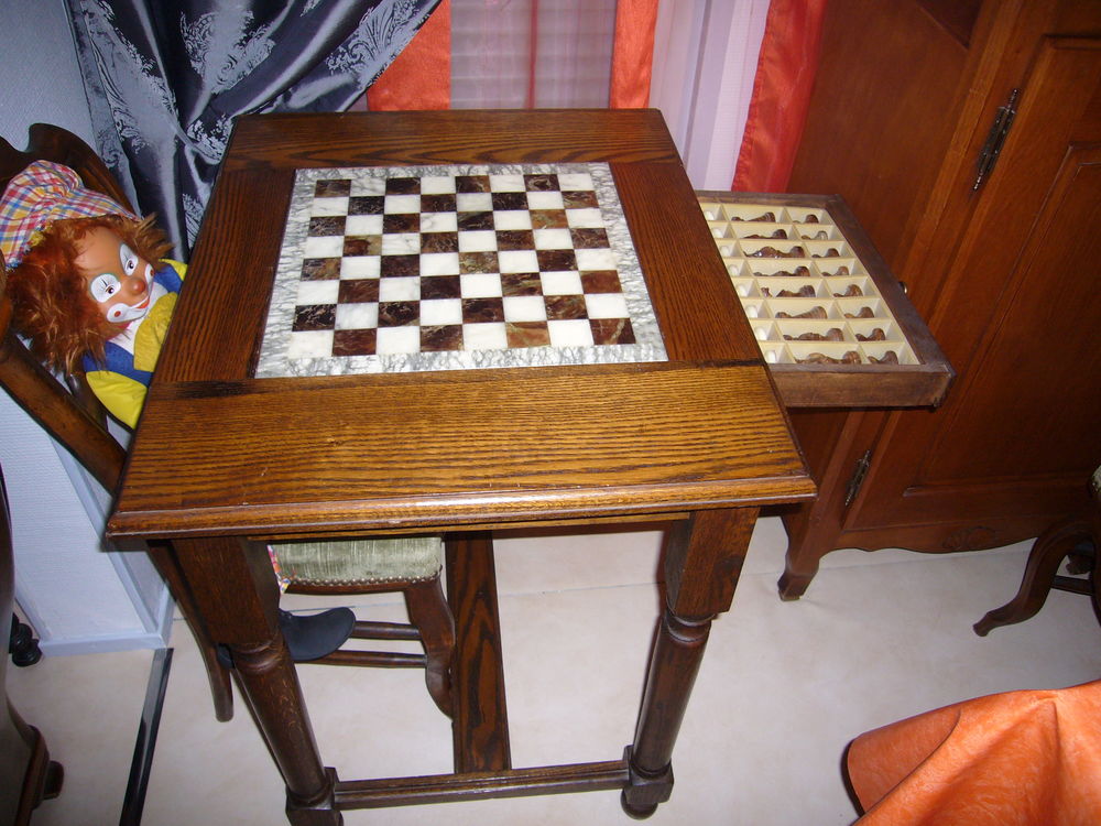 TABLE D'ECHEC + 2 CHAISES RETAPISSER Jeux / jouets