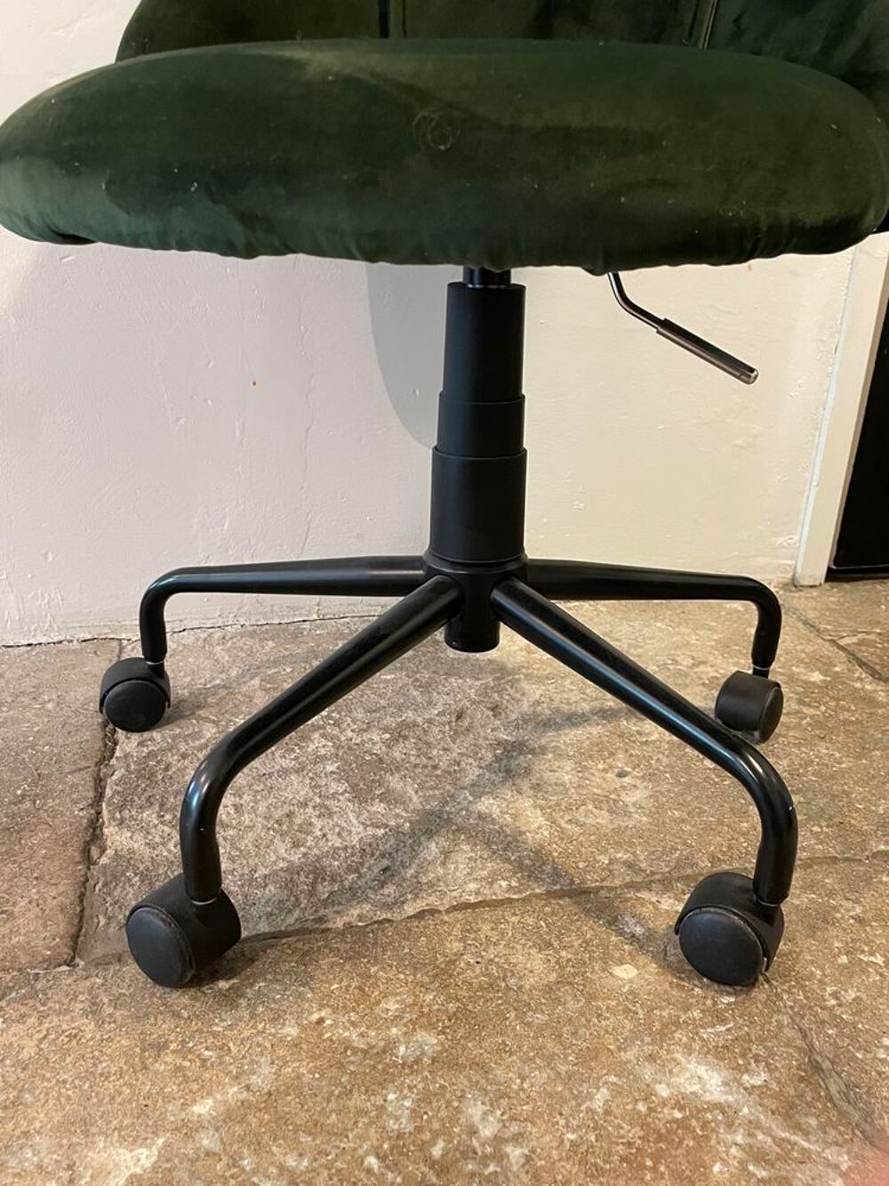 Chaise de bureau verte en velours et pivotante. Meubles